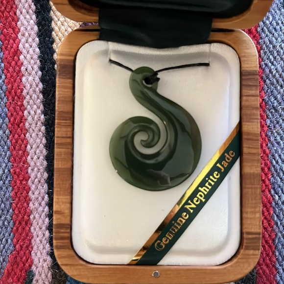 New in box jade necklace - Picture 2 of 2